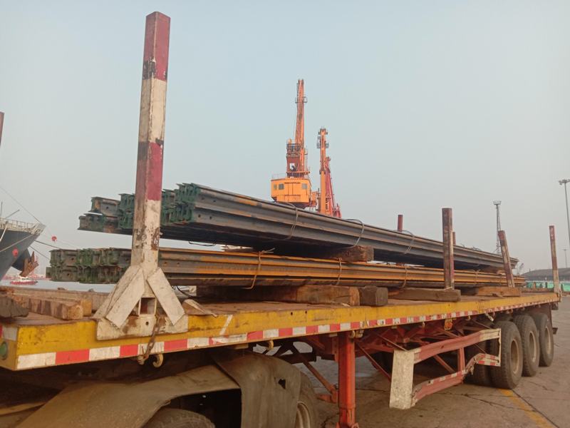 
                                 Riel de acero de ferrocarril de alta calidad vía ferrocarril pesados para exportación                            